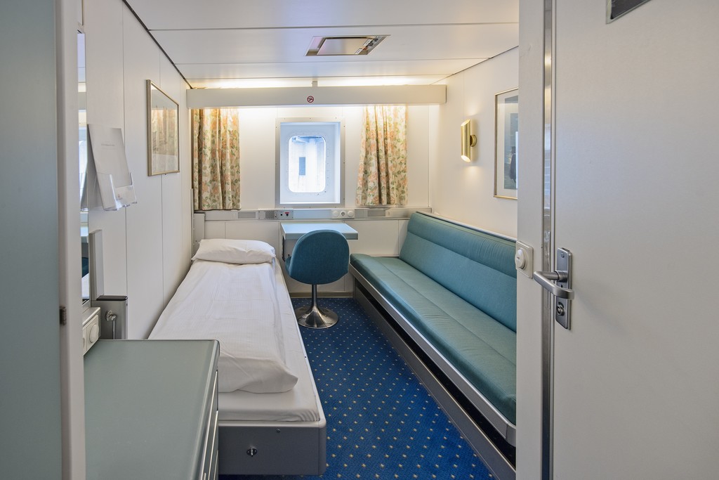 Hurtigruten MS Vesteralen Polar Outside Middle Deck 2 Travellers a.jpg